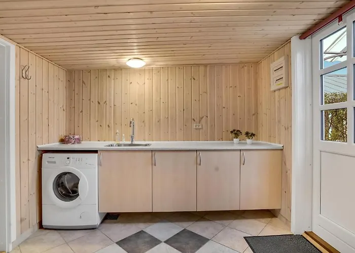 2 Bedroom Beautiful In Дом отдыха